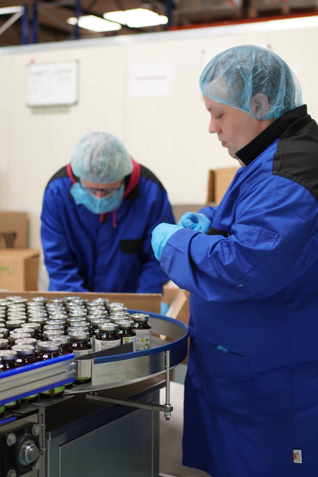 德国生产现场工作人员与装瓶区域